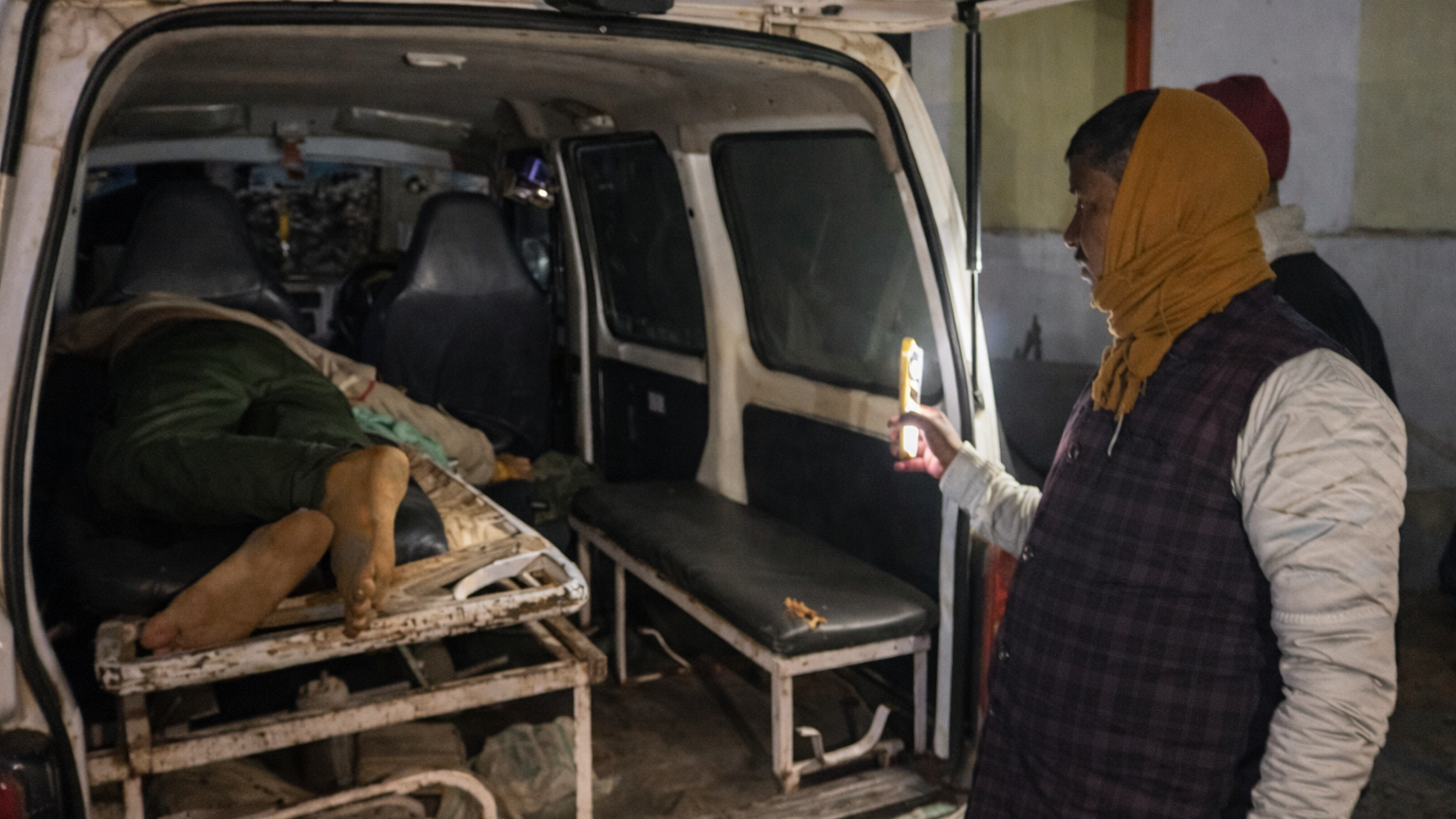 बिरनी प्रखंड गिरिडीह में सड़क हादसे के बाद घटनास्थल पर मौजूद लोग